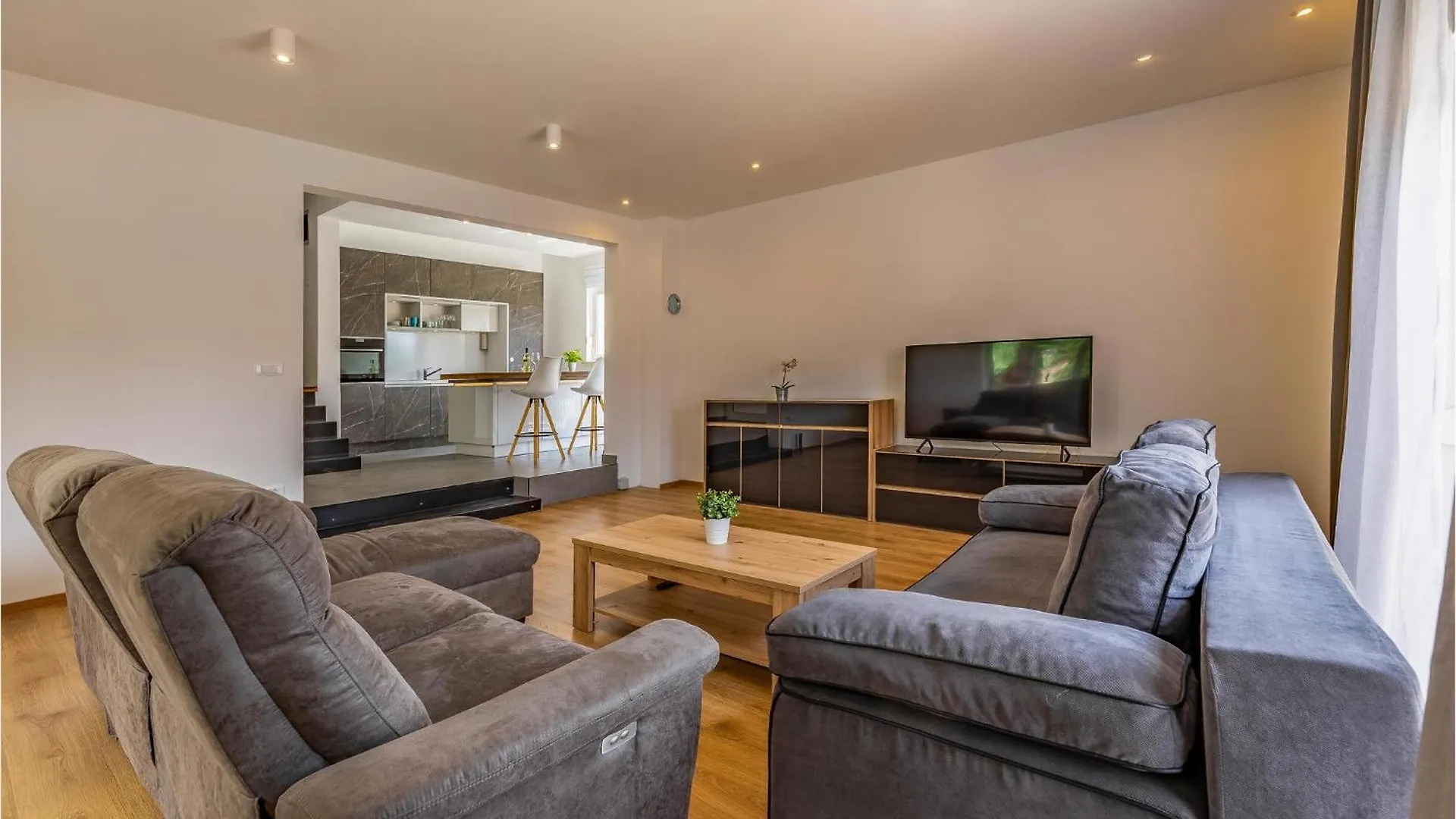 Gorgeous Home In Sisan With Kitchen Holiday home